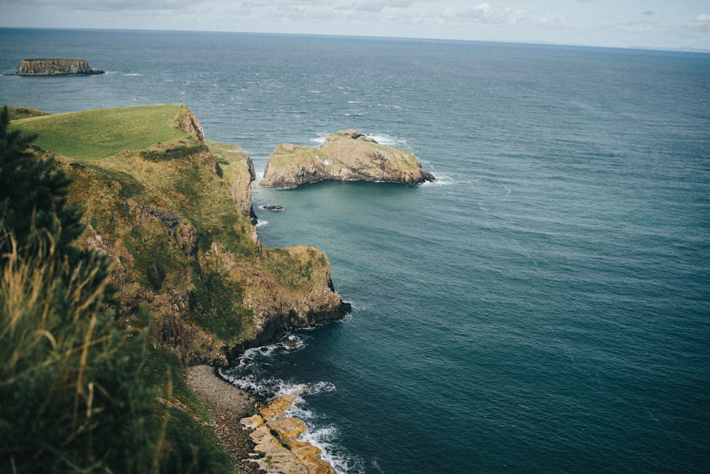 a rocky coast line