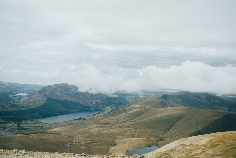 un valle con un río que lo atraviesa