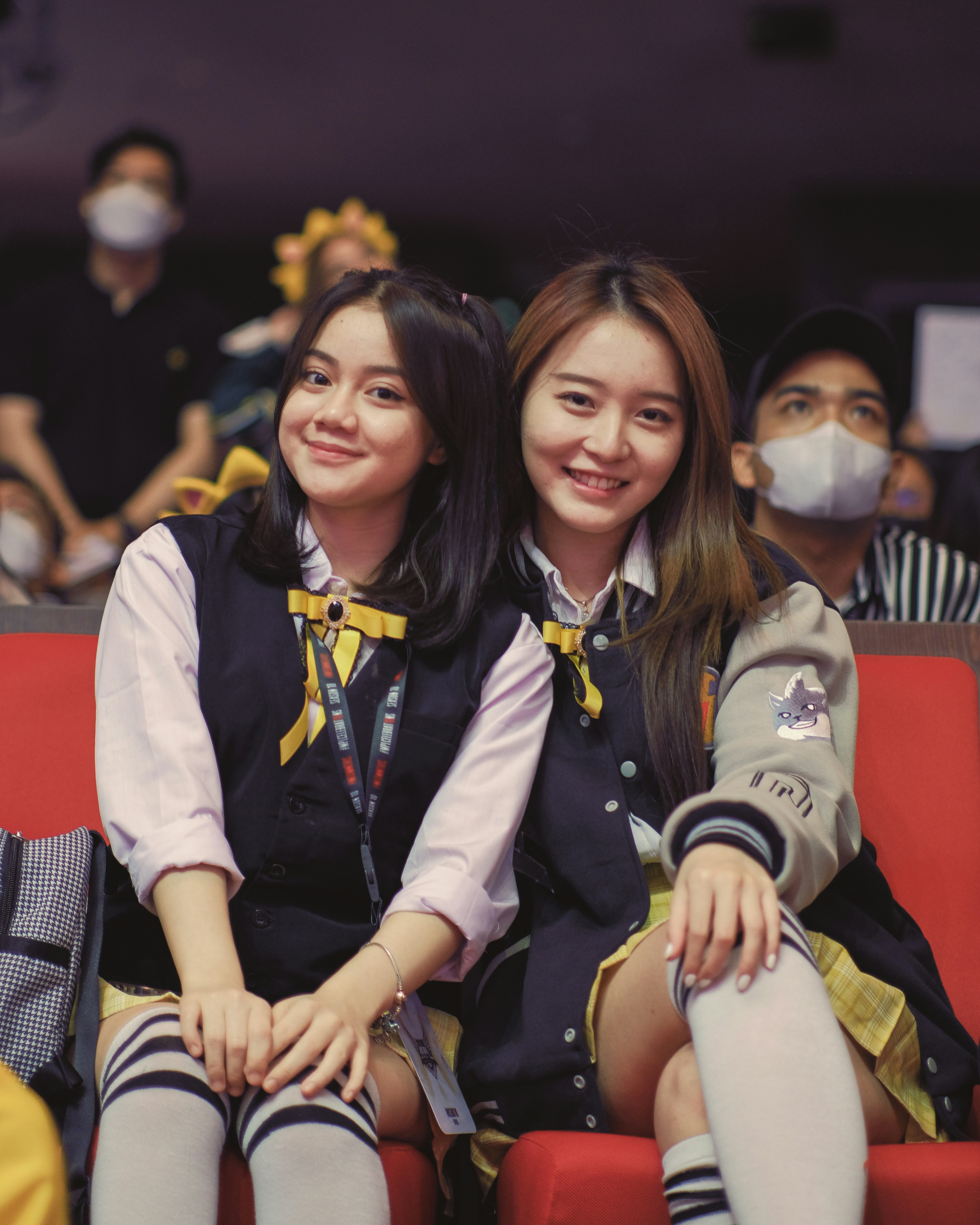 Duas mulheres sentadas juntas