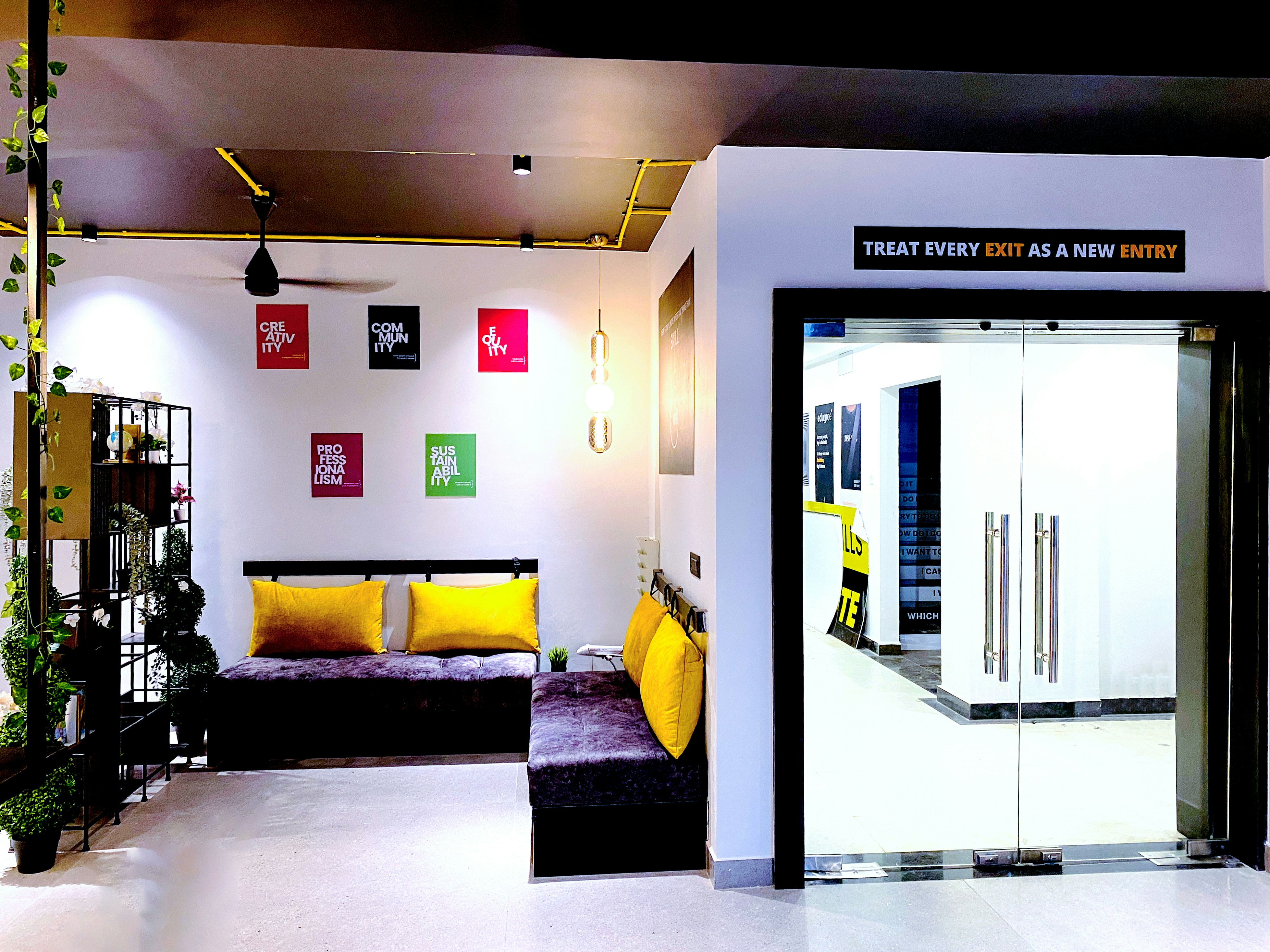 A room with a couch and a bed photo Free Siliguri Image on Unsplash