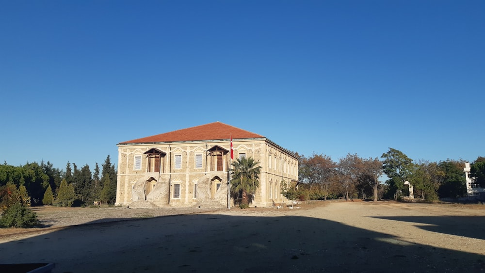 Un edificio con una bandiera in cima