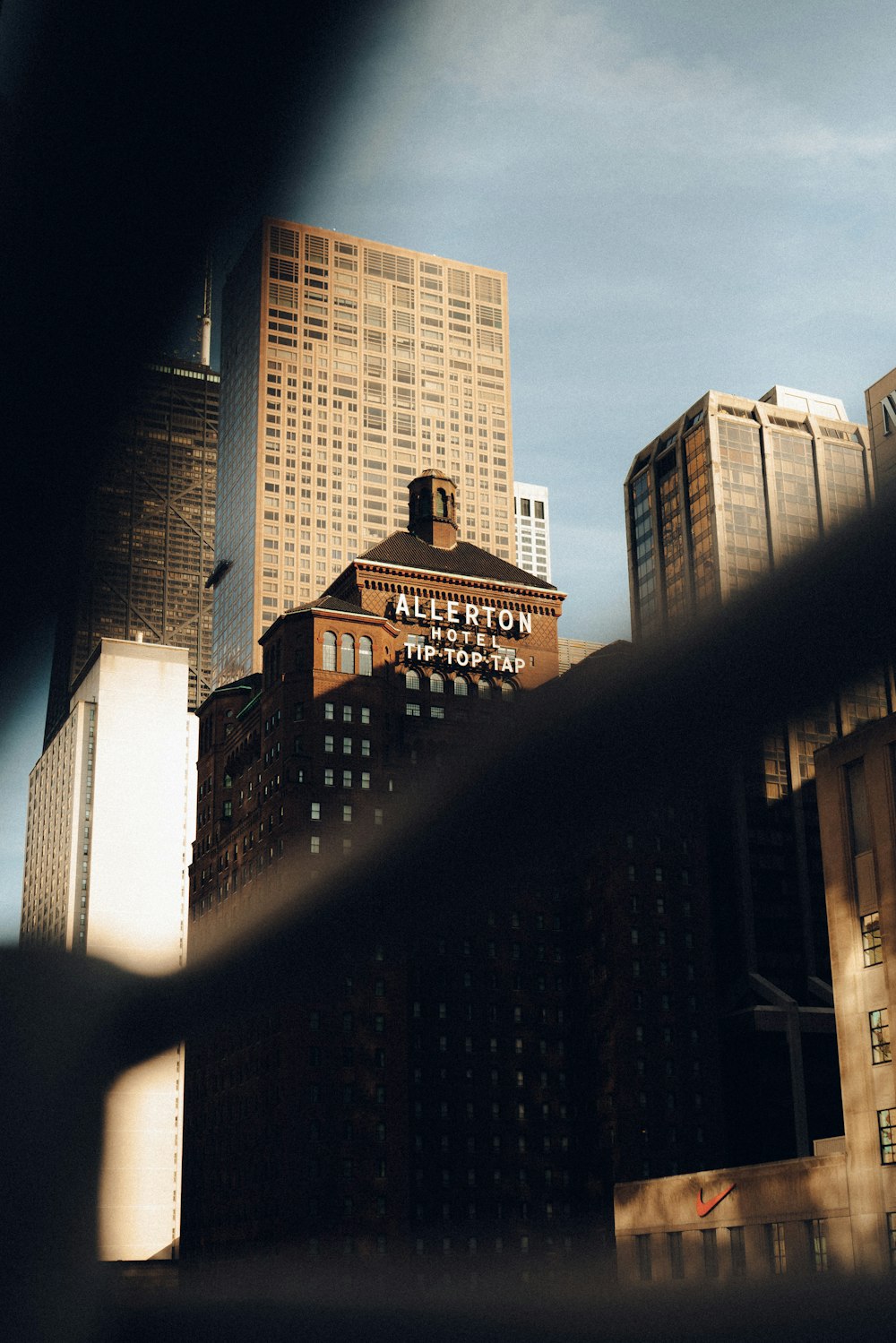Une vue d’une ville depuis une fenêtre