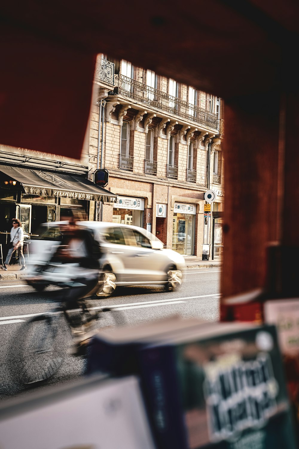 une voiture roulant dans une rue