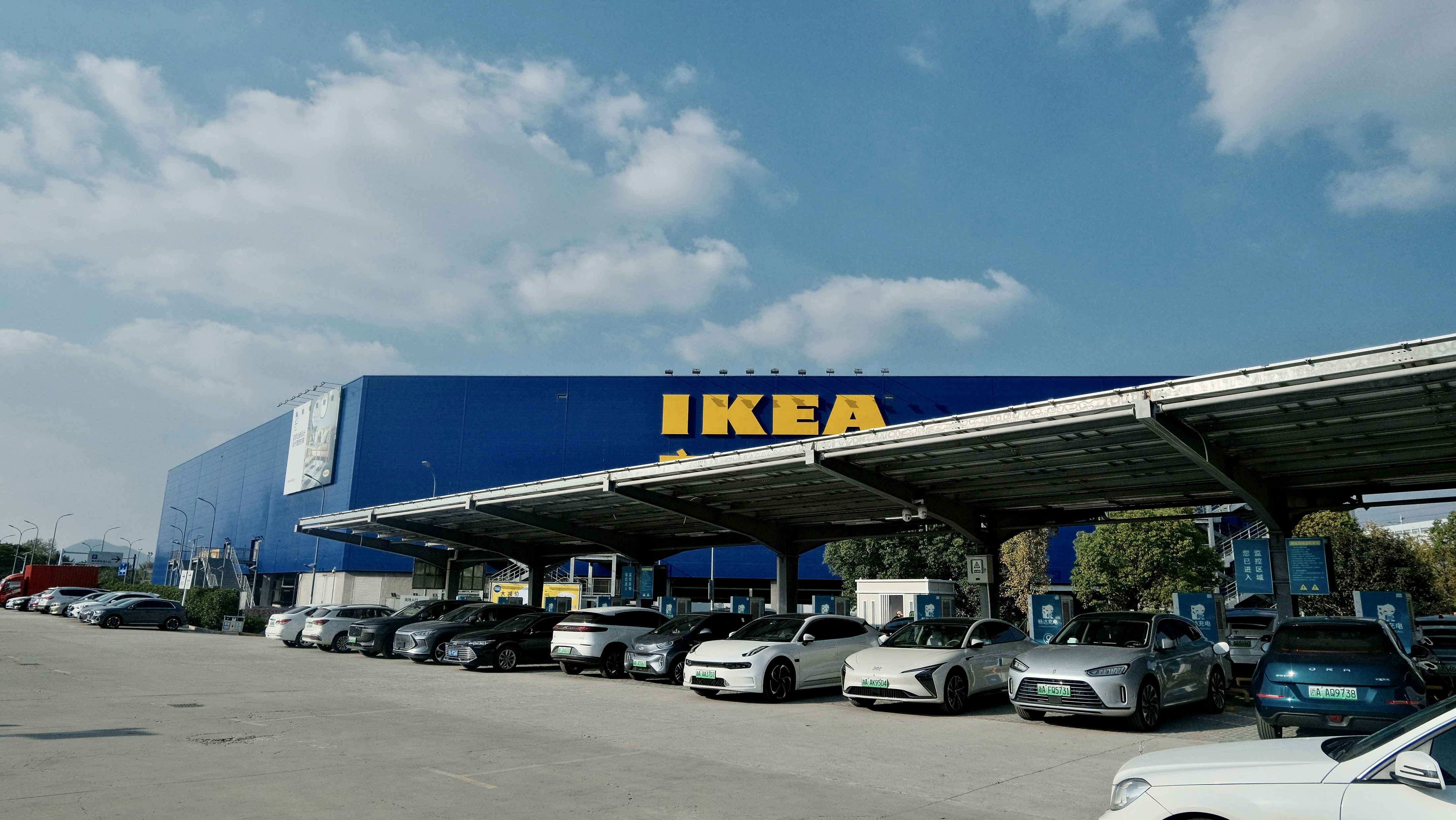 a parking lot with cars