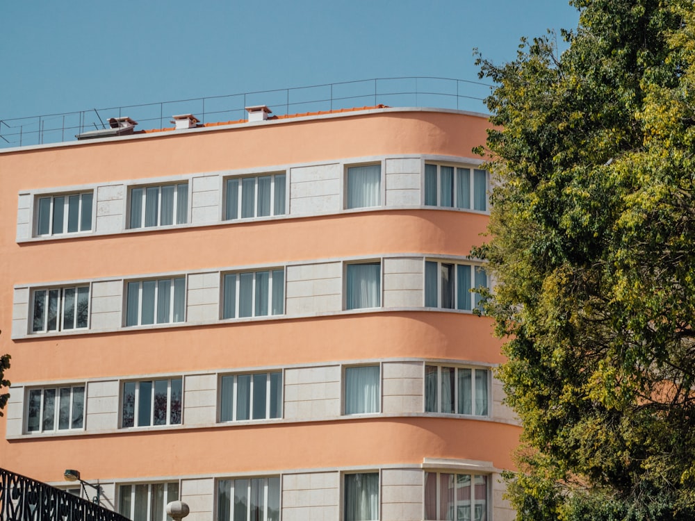 Un edificio con árboles en el frente