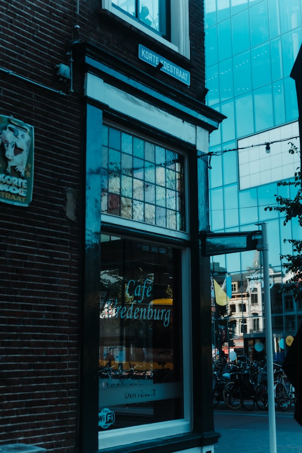 Schaufenster mit handgeschriebener Beschriftung