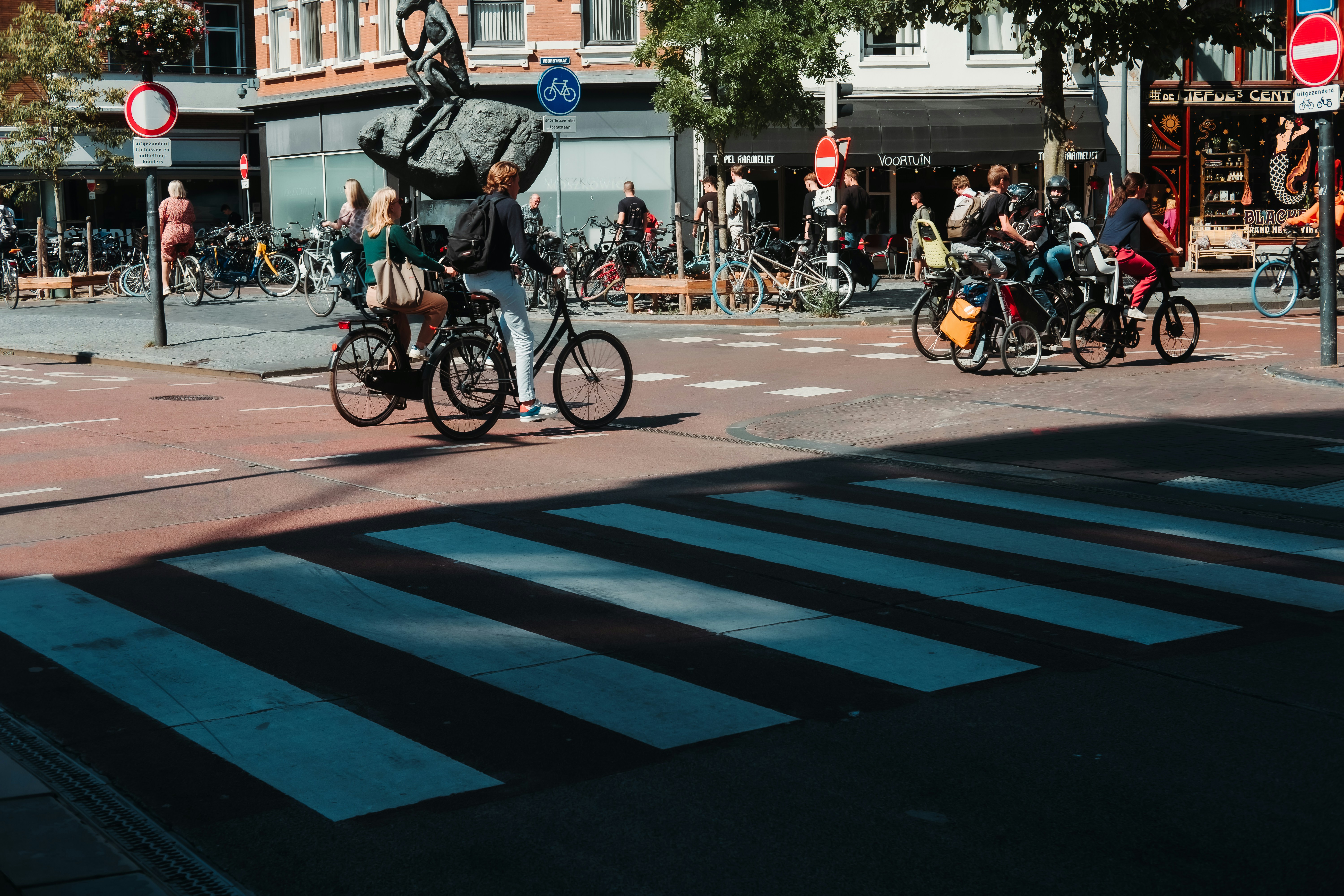 Bellende fietser rijdt drie anderen aan en laat gewonde achter