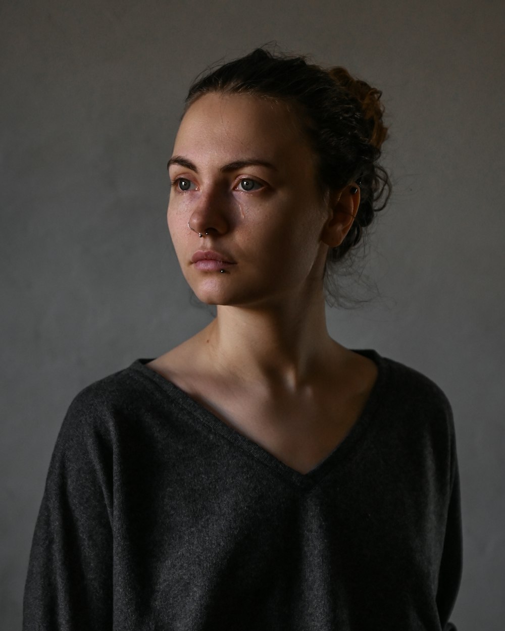 Retrato de una mujer de perfil, hombro y cuello