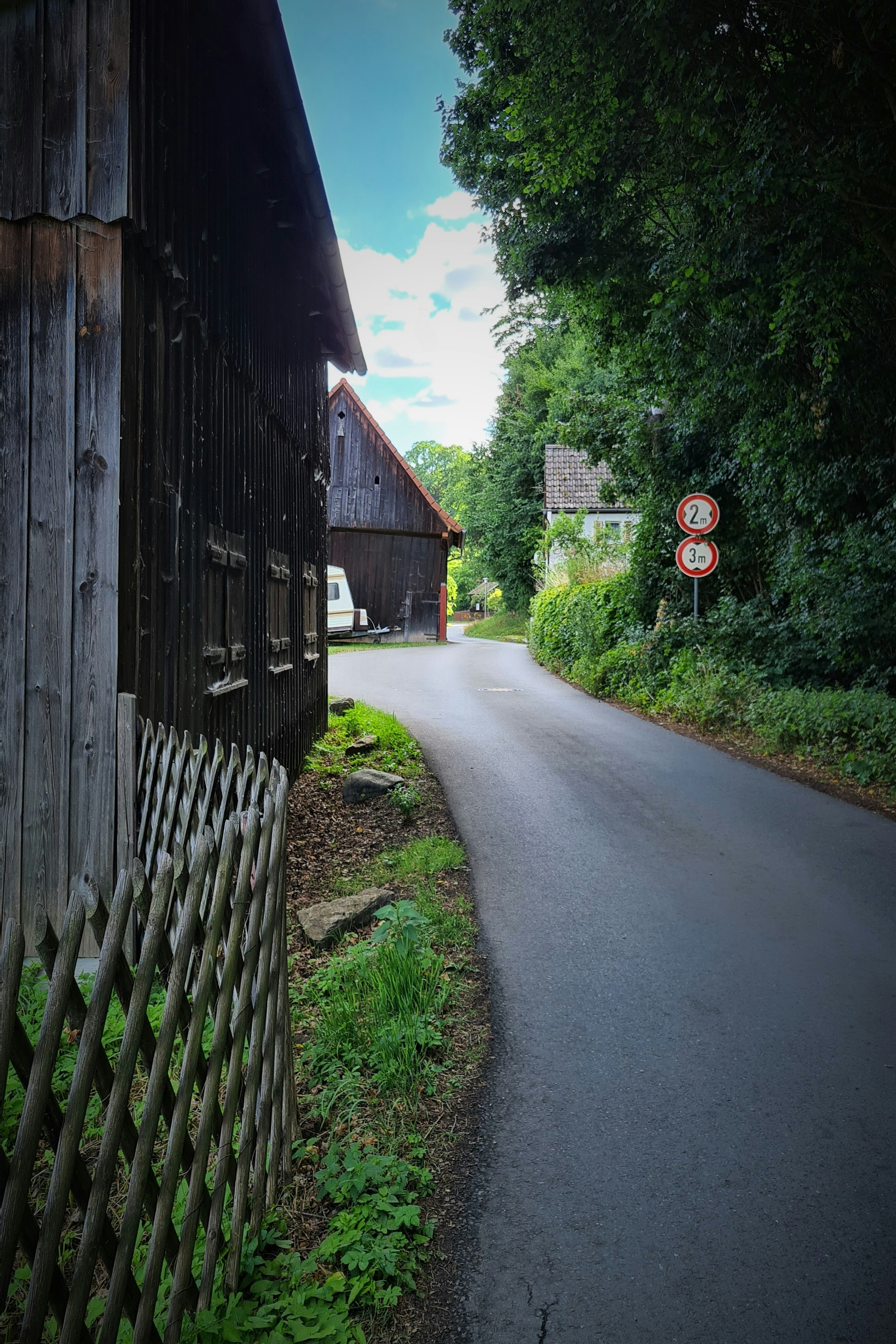 eine Straße mit einem Schild darauf