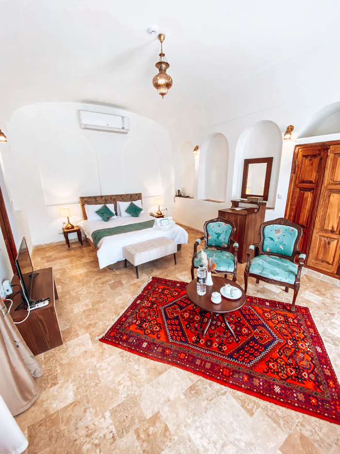 Suite Majorelle: sitting corner with a red Berber rug