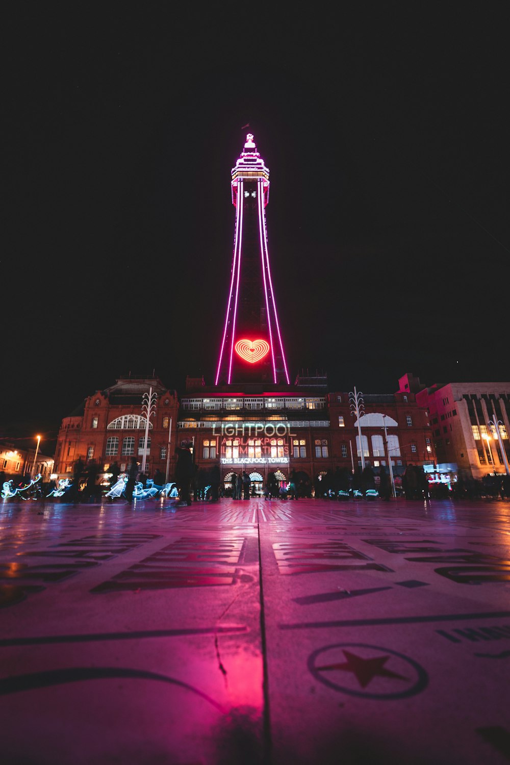 uma torre alta iluminada à noite