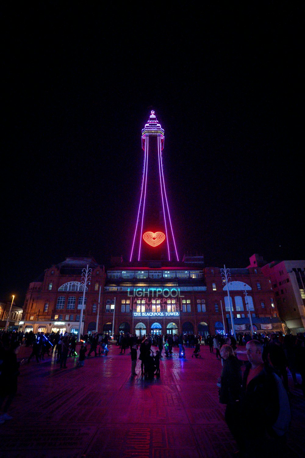 uma torre alta iluminada à noite