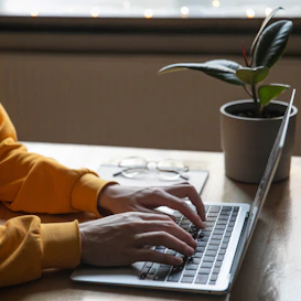 persona en una laptop llenando un formulario de registro