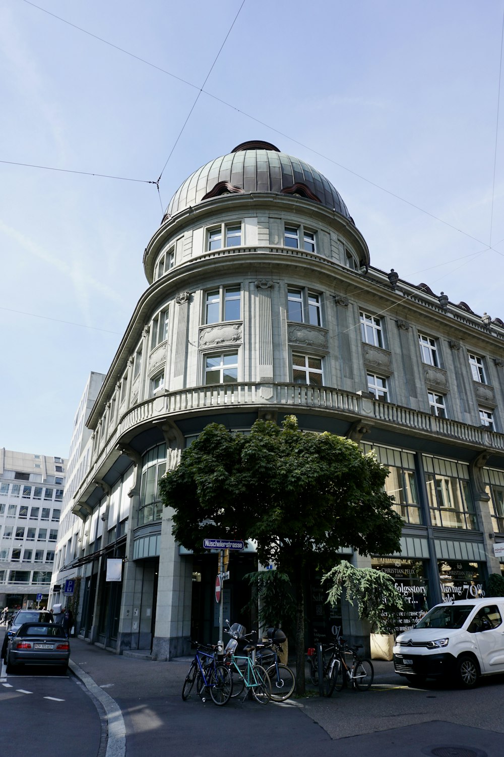 Un edificio con una cupola in cima