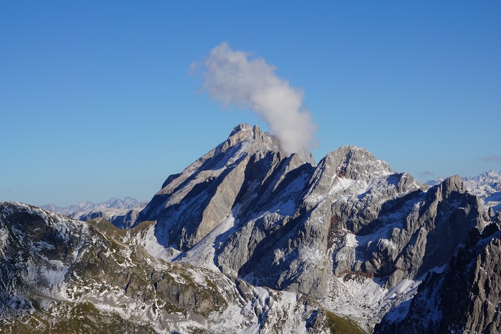 Una montaña con una nube en el cielo