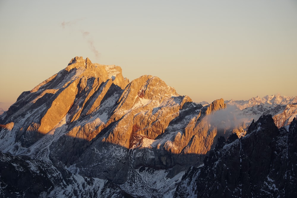 Una catena montuosa innevata