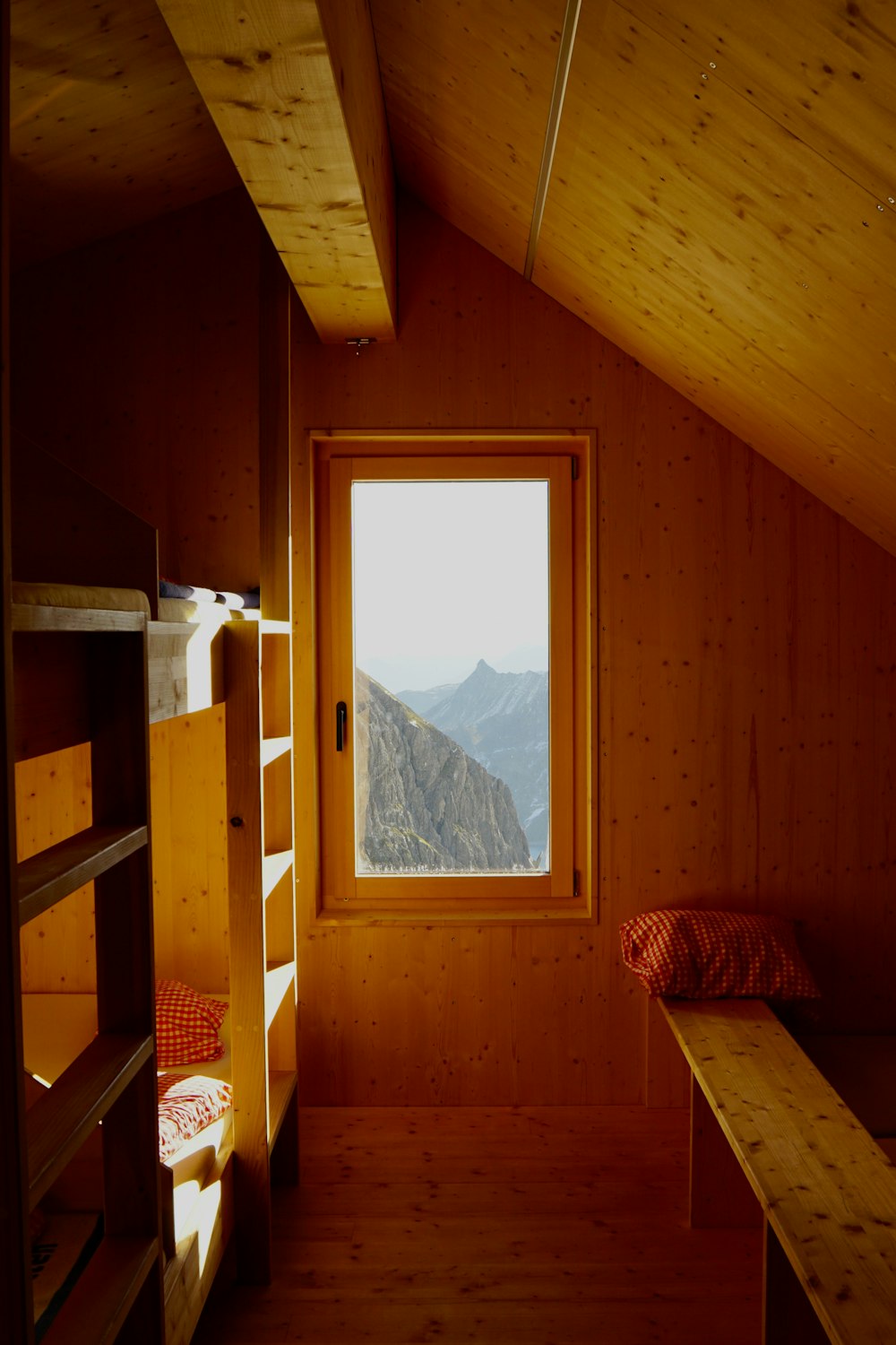 um quarto com vista para uma montanha