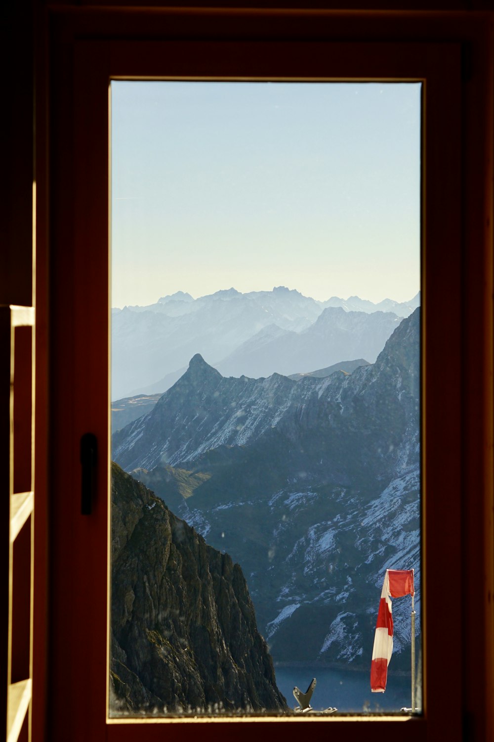 una vista de las montañas y un lago