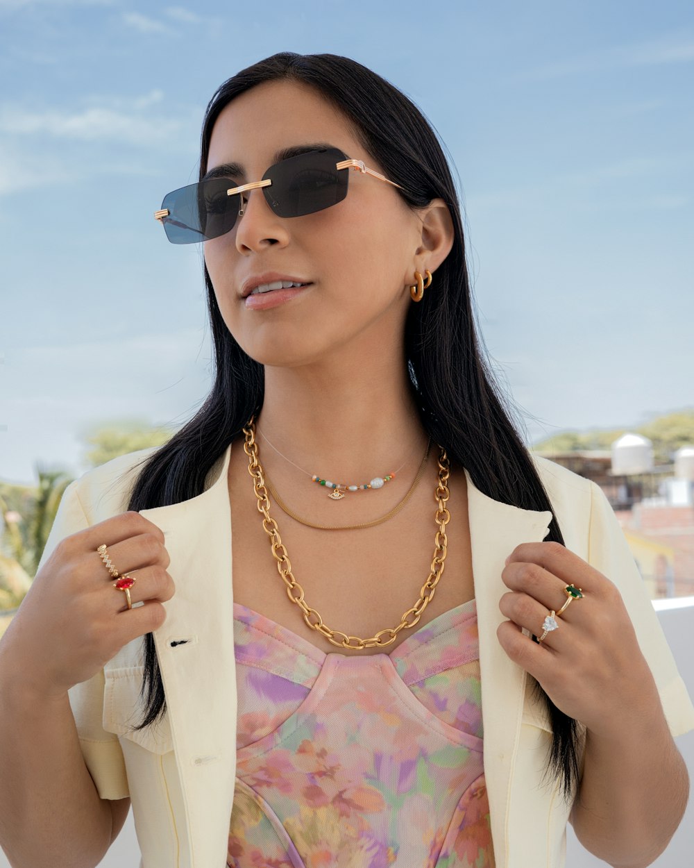 une femme portant des lunettes de soleil