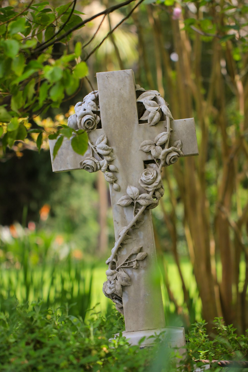 une croix avec une statue d’une personne dessus