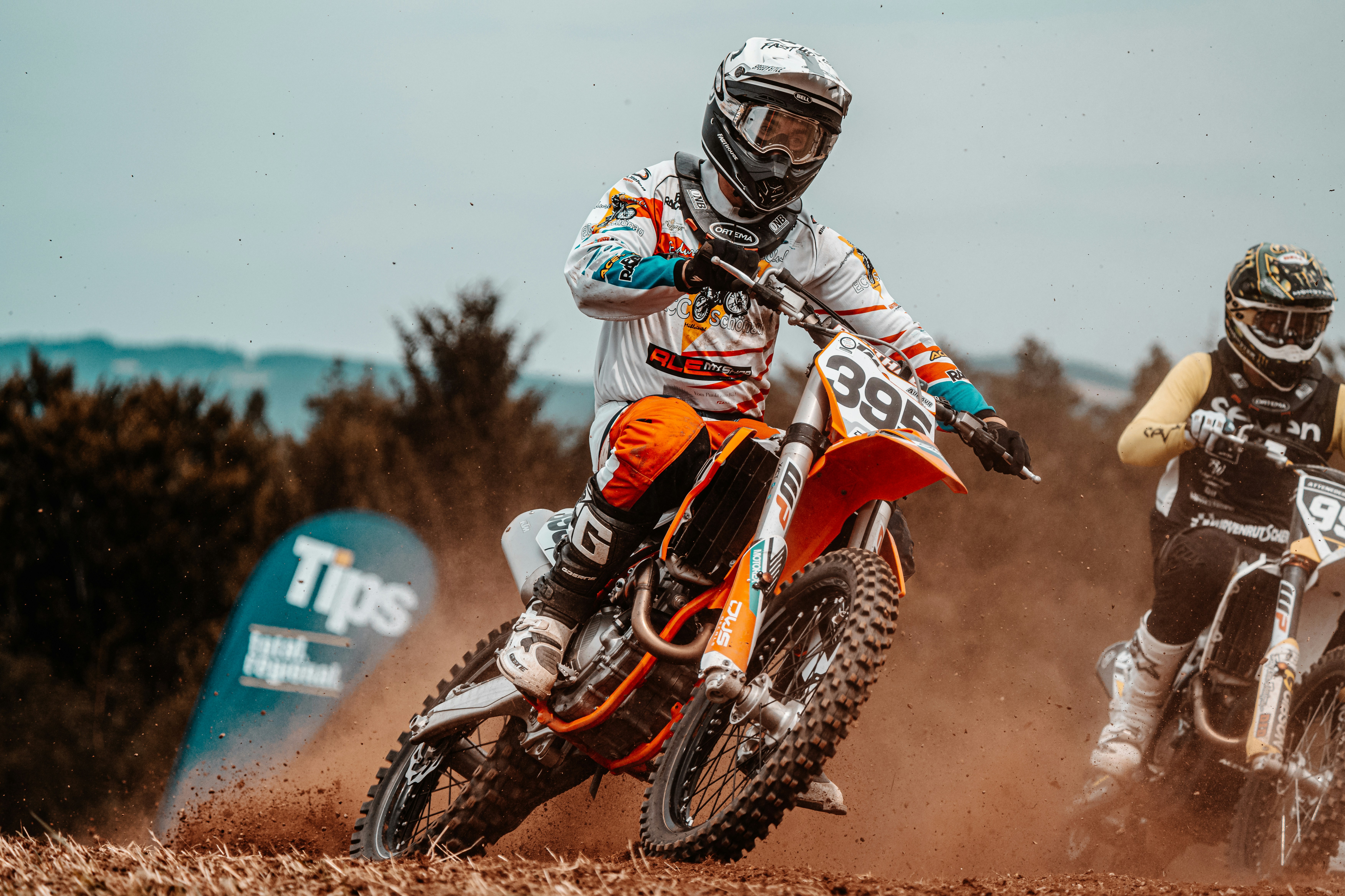 un couple de personnes sur des motos hors route