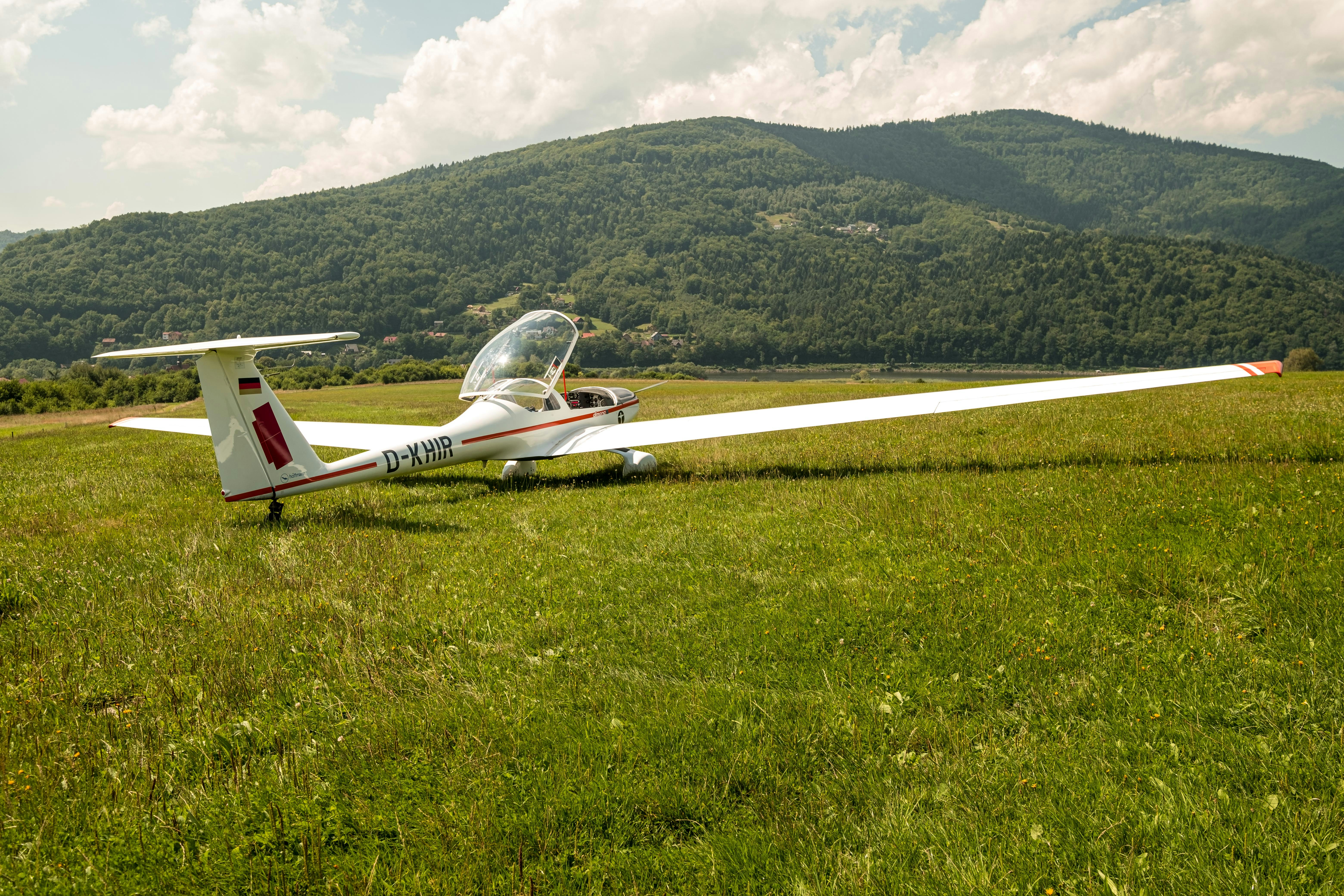 Un petit avion sur l’herbe