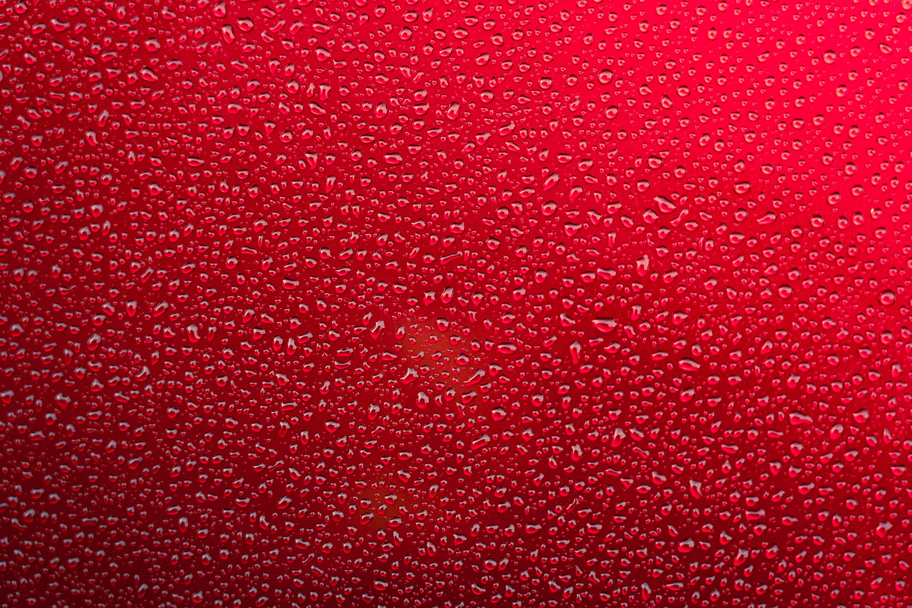 Beyaz bir kumaş üzerindeki nar lekesini limon kolonyası kullanarak temizleme yöntemini gösteren detaylı bir görsel.