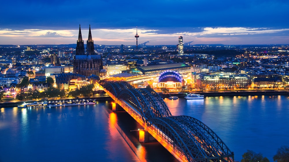 Eine Brücke über einen Fluss mit einer Stadt im Hintergrund