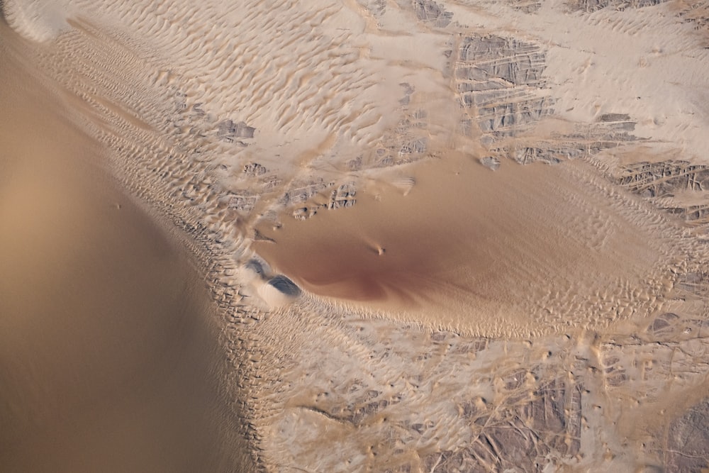 Eine Wüstenlandschaft mit Sand