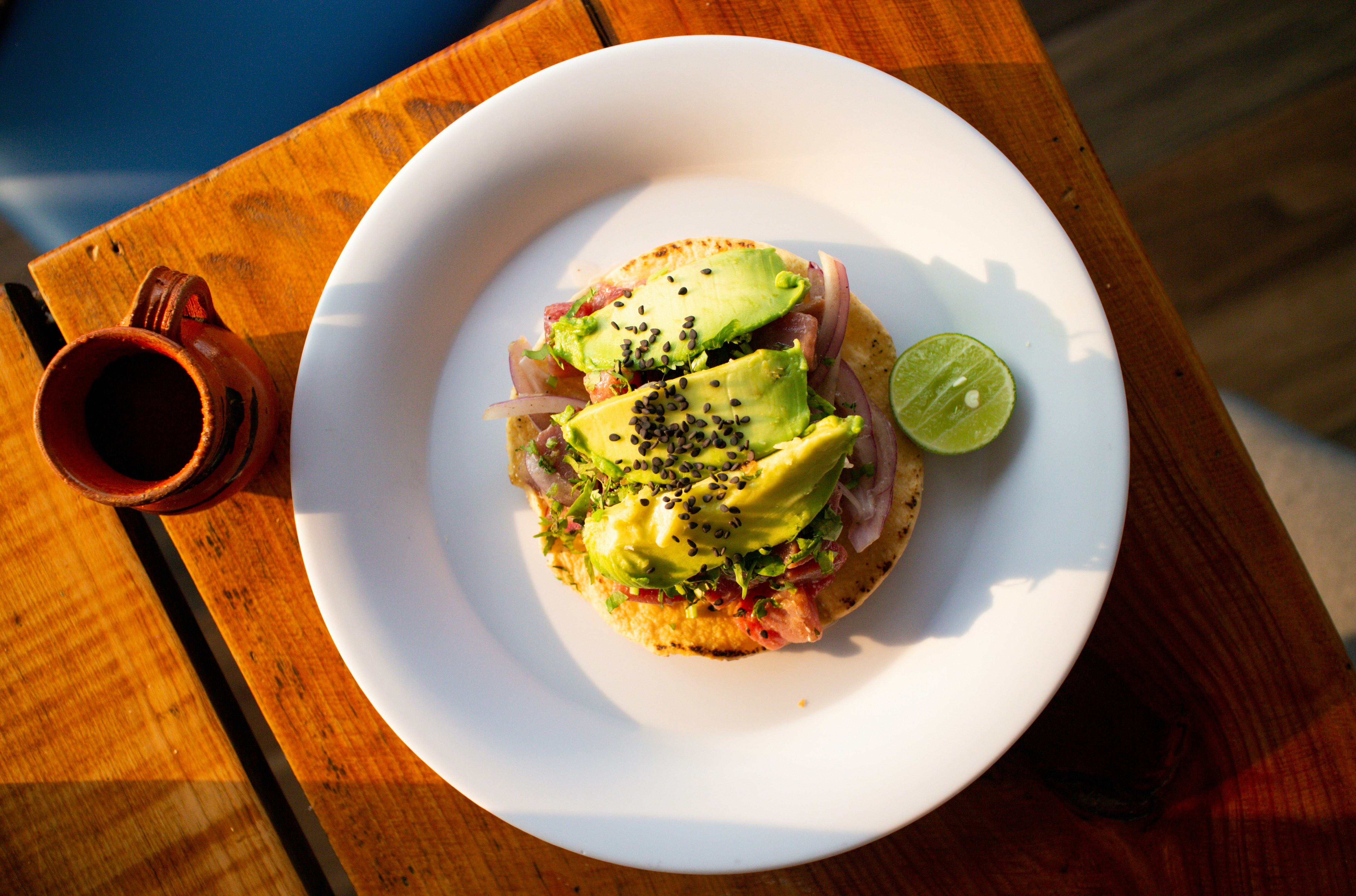 Arepas de Maíz con Huevos Pericos Light y Aguacate