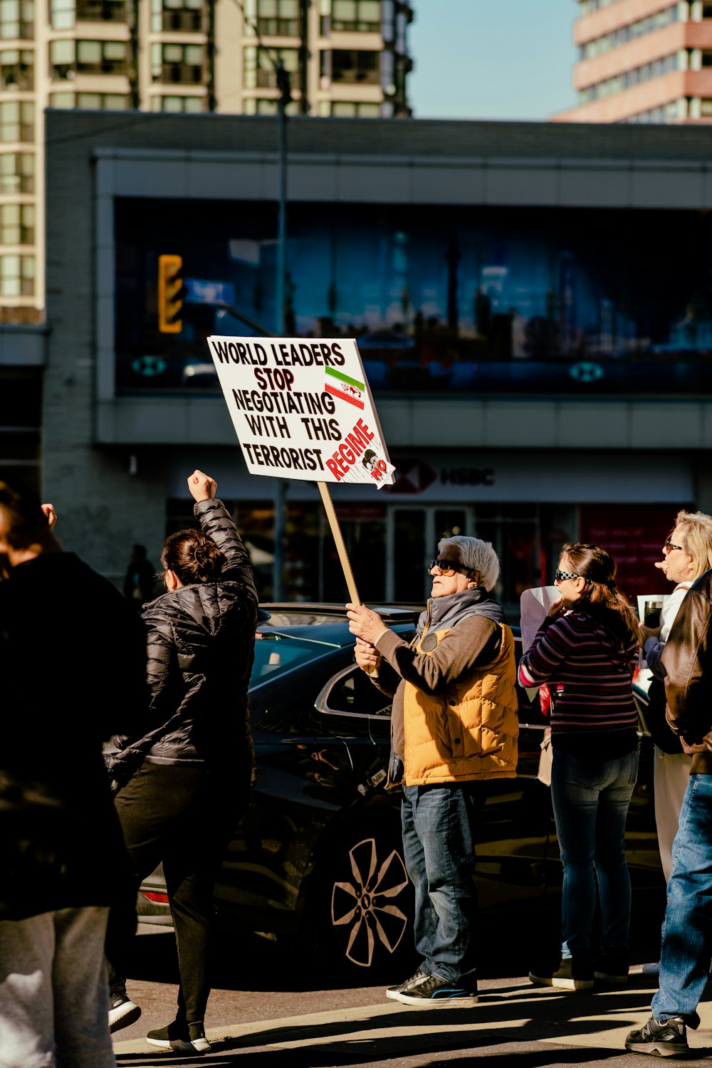 Un hombre sosteniendo un cartel