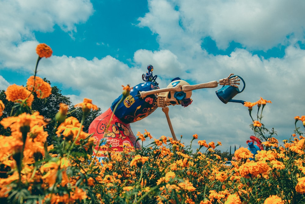 Una persona con una prenda en un campo de flores