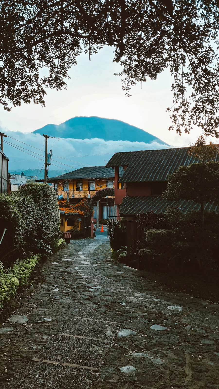 Arquitectura típica: calle empedrada con casas a ambos lados en San Lucas Tolimán