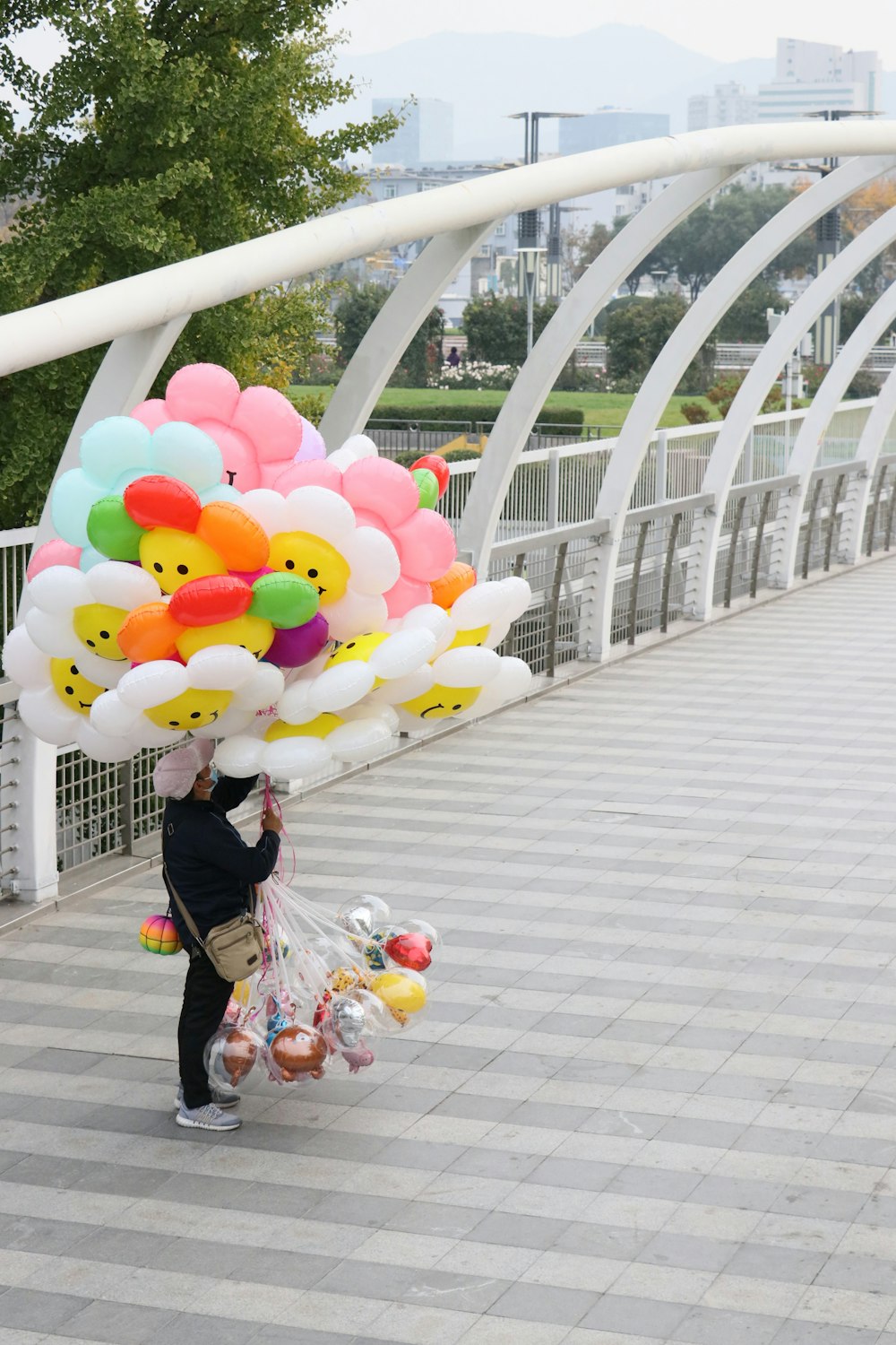 una persona sosteniendo un montón de globos