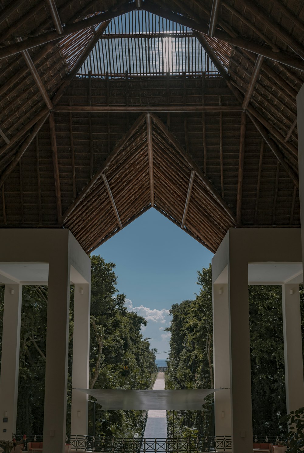 una gran estructura de madera