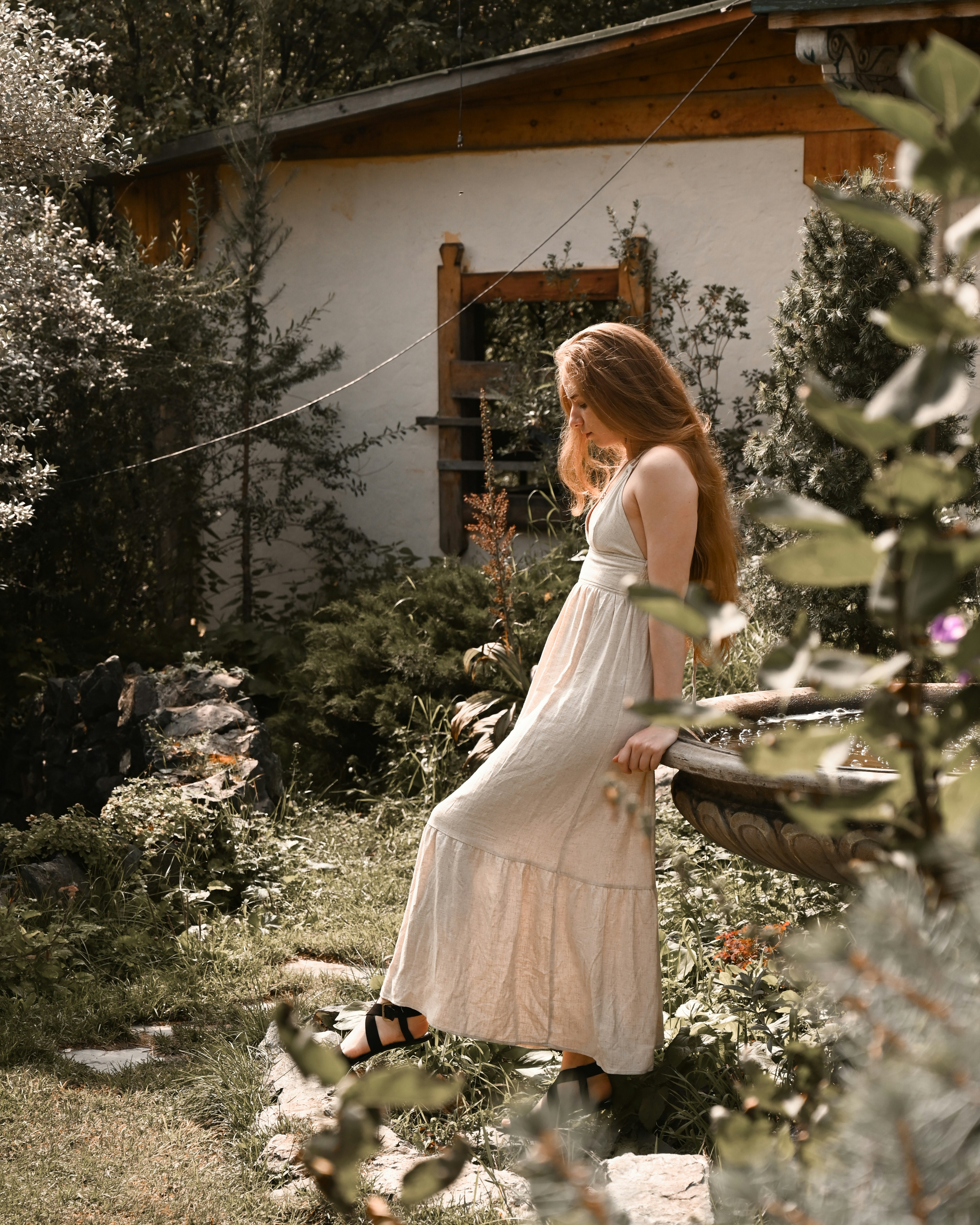 una persona in un vestito bianco