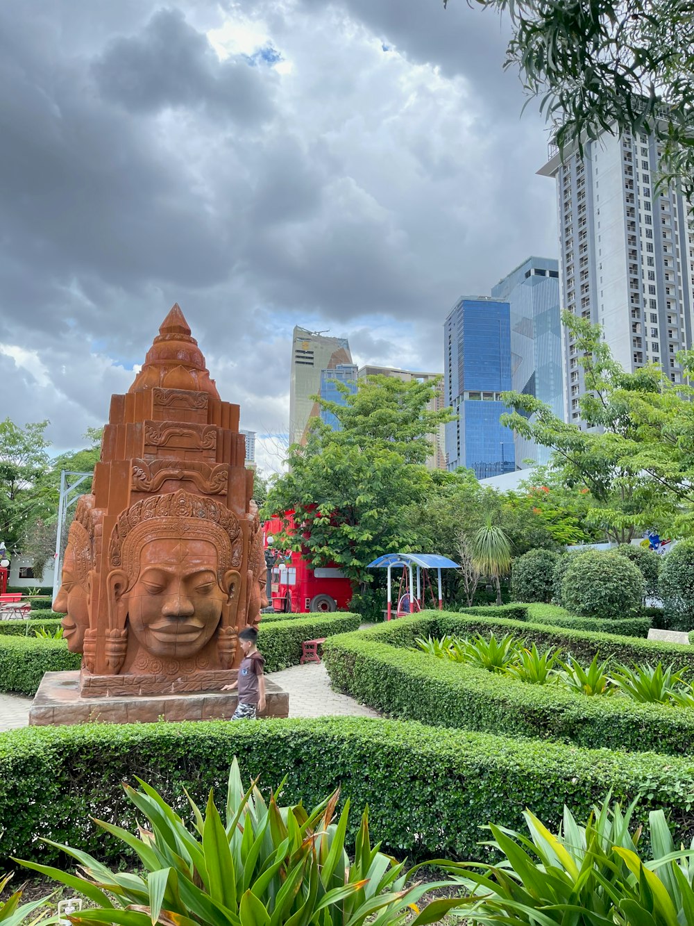 Eine große Statue in einem Park