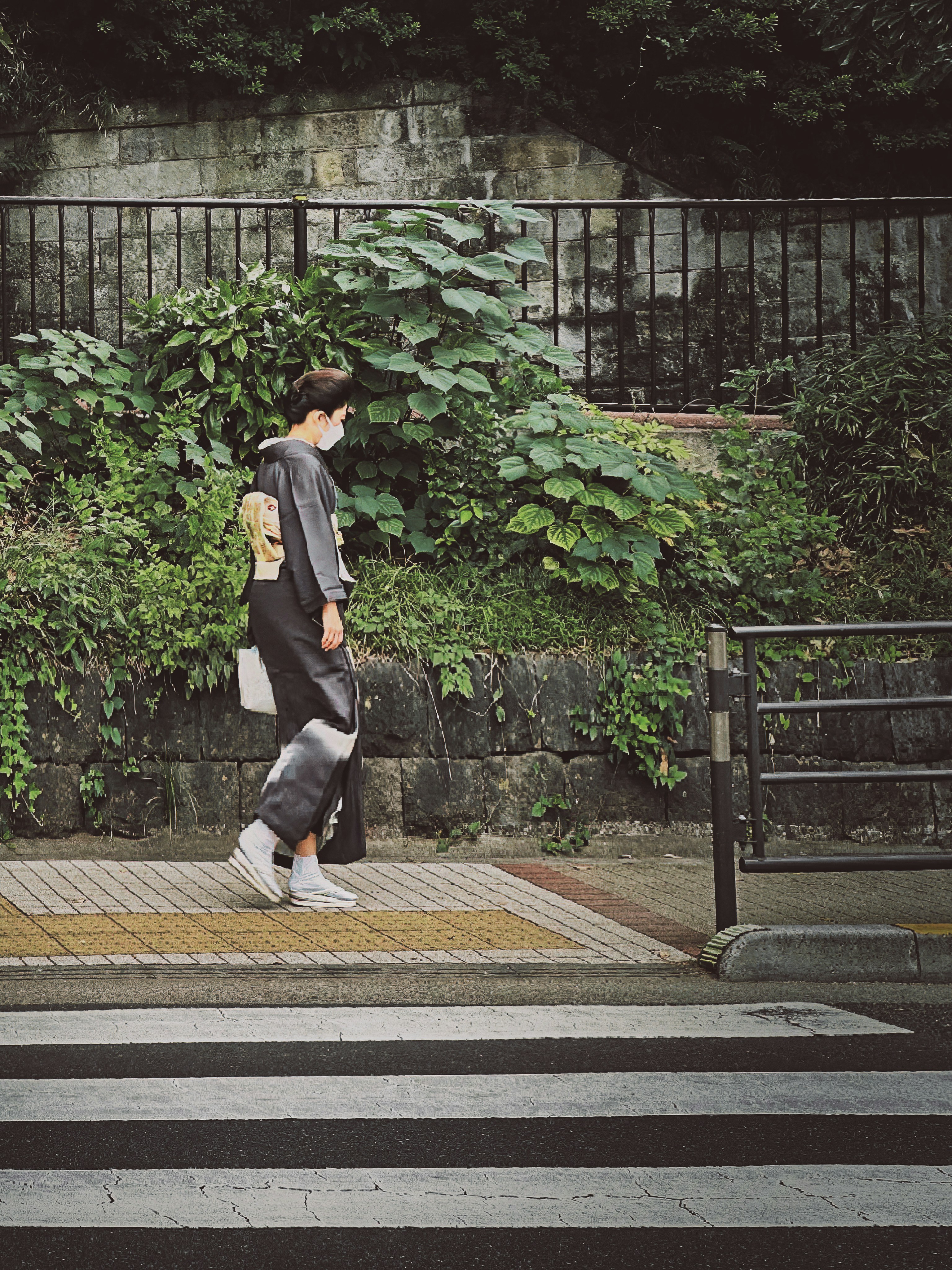 Foto Un hombre caminando por una acera – Imagen Tokio gratis en Unsplash