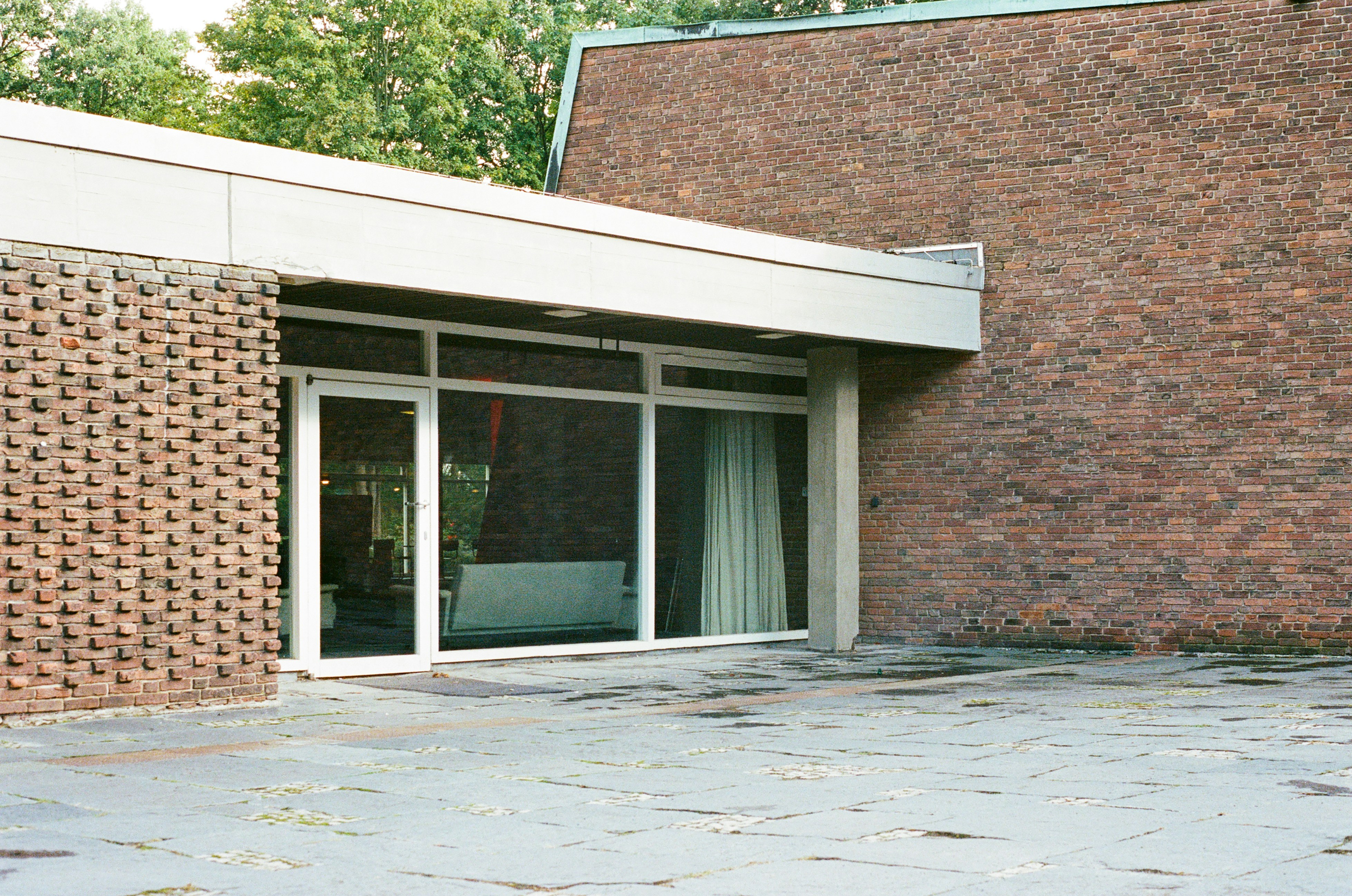 clinic's exterior entrance - Fairmont orthopedic clinic
