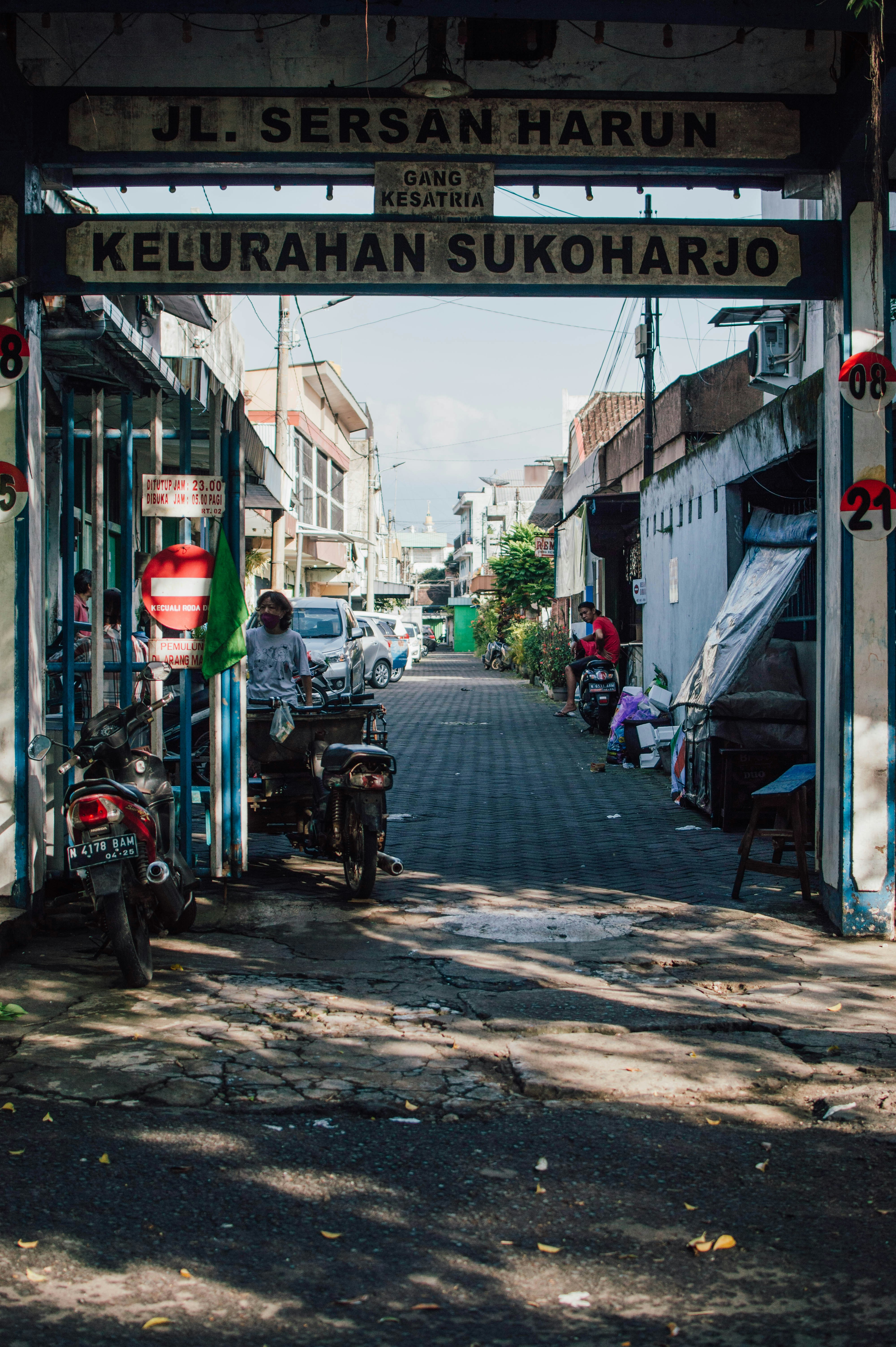 seseorang yang mengendarai sepeda motor di jalan yang sibuk