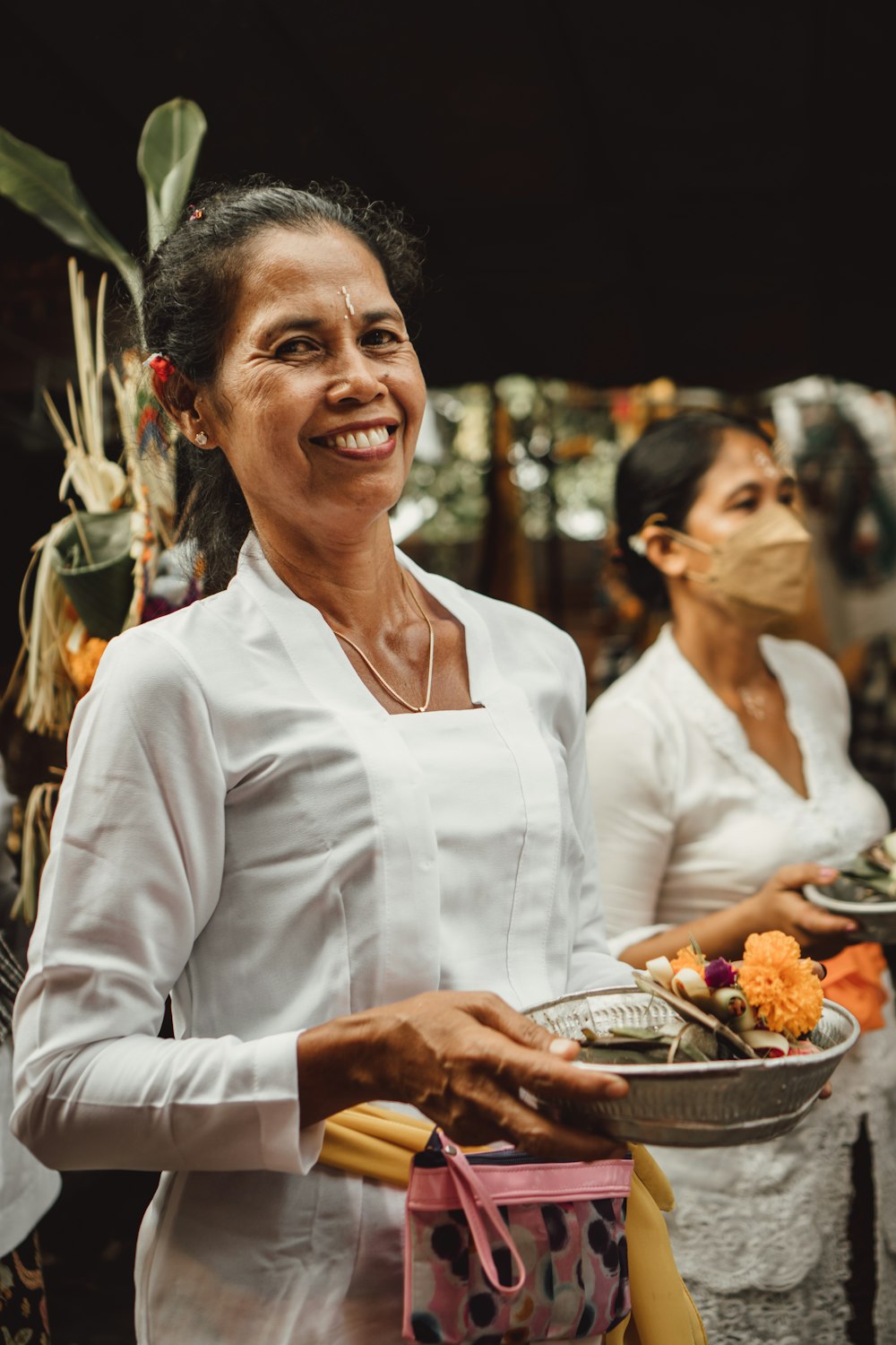 uma pessoa segurando um prato de comida