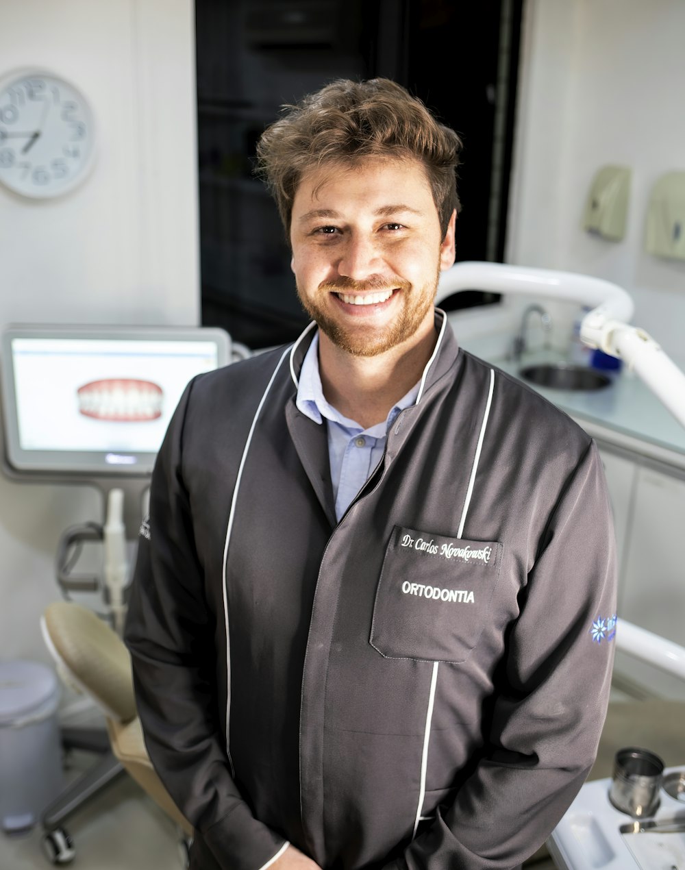 Un homme souriant pour la caméra