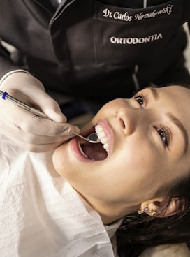 una persona en consulta con el odontologo
