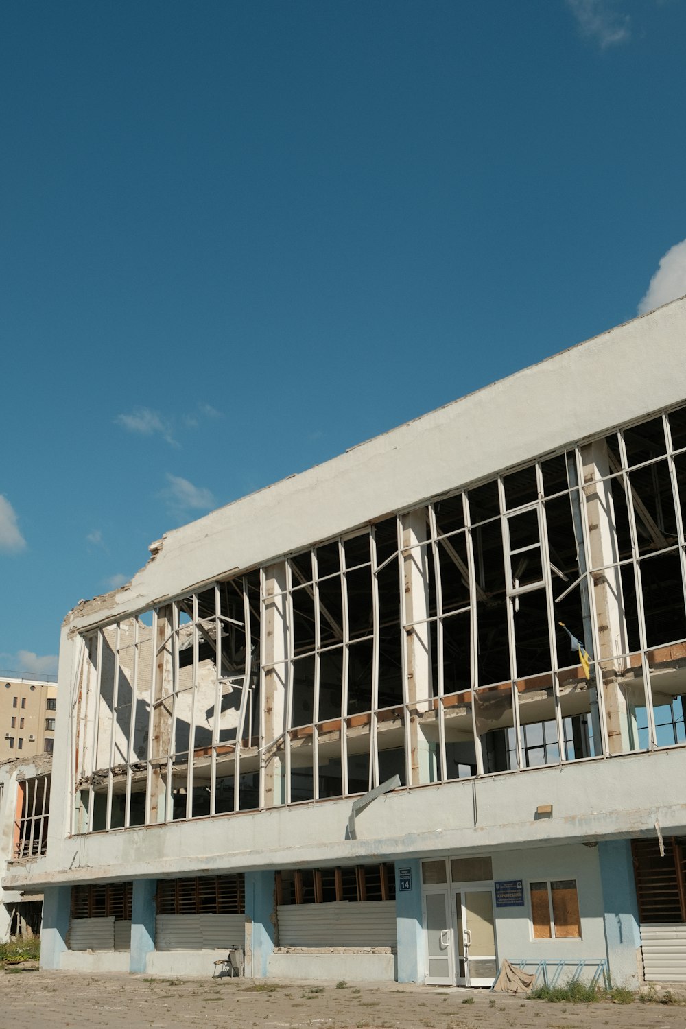 ein Gebäude mit geschwungenem Dach