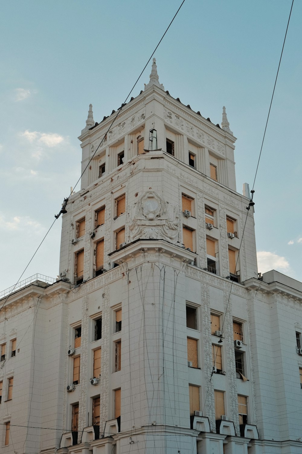 Un edificio alto con una torre