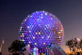 Esfera icónica de EPCOT iluminada de noche 