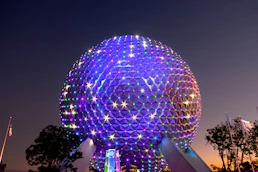 Esfera icónica de EPCOT iluminada de noche 