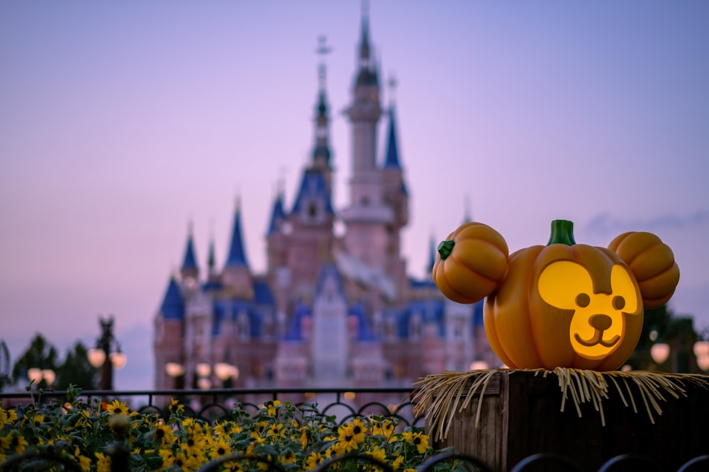 Una calabaza con un castillo al fondo