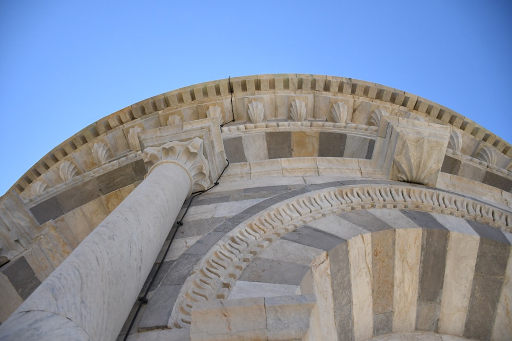 un grand bâtiment en pierre