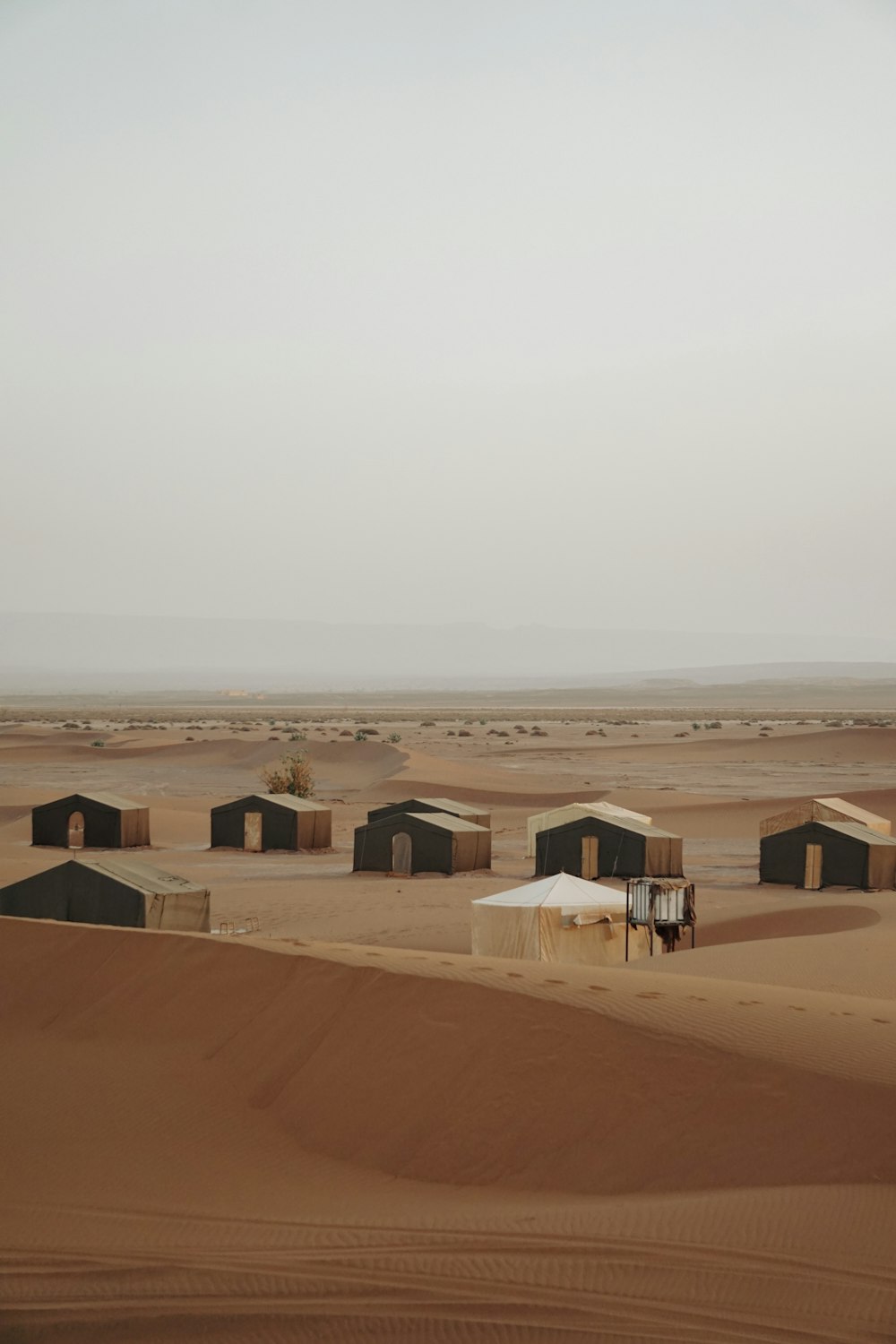 Un groupe de bâtiments dans un désert